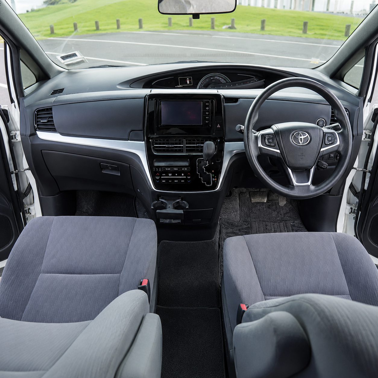 Toyota Estima (RNY 904)